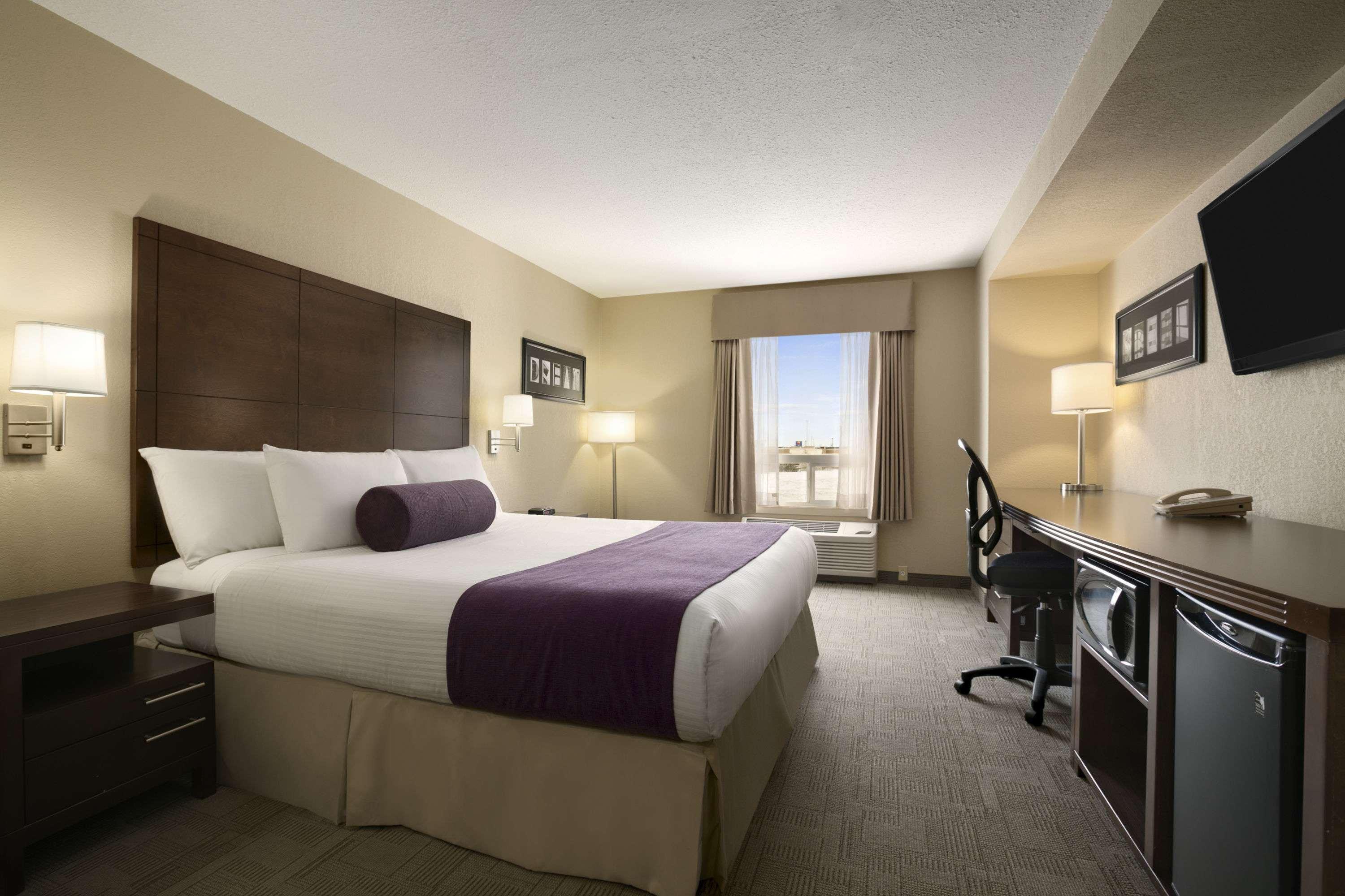 Days Inn By Wyndham Regina Exterior photo