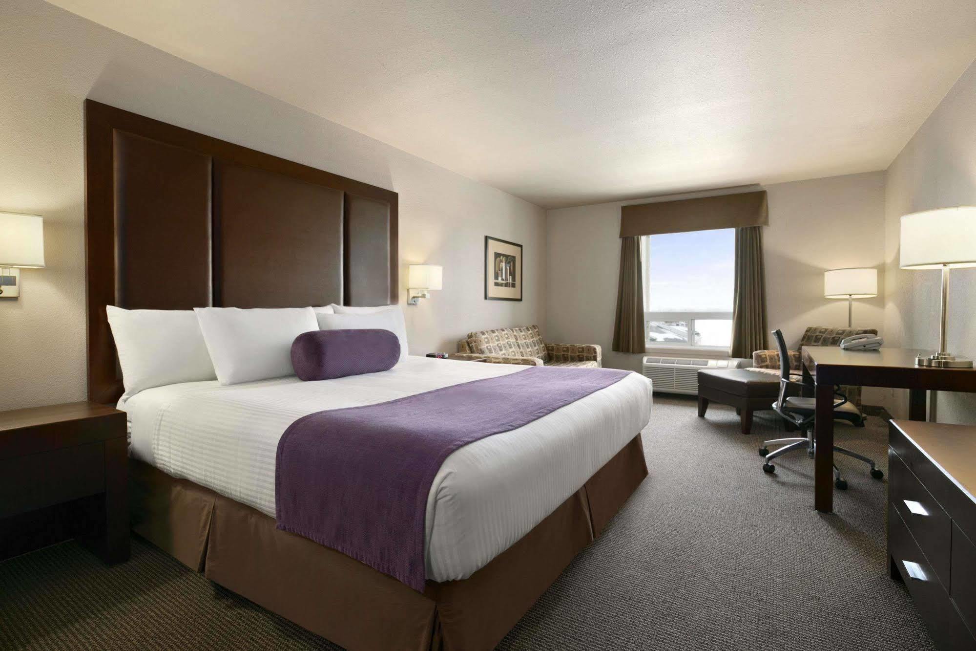 Days Inn By Wyndham Regina Exterior photo