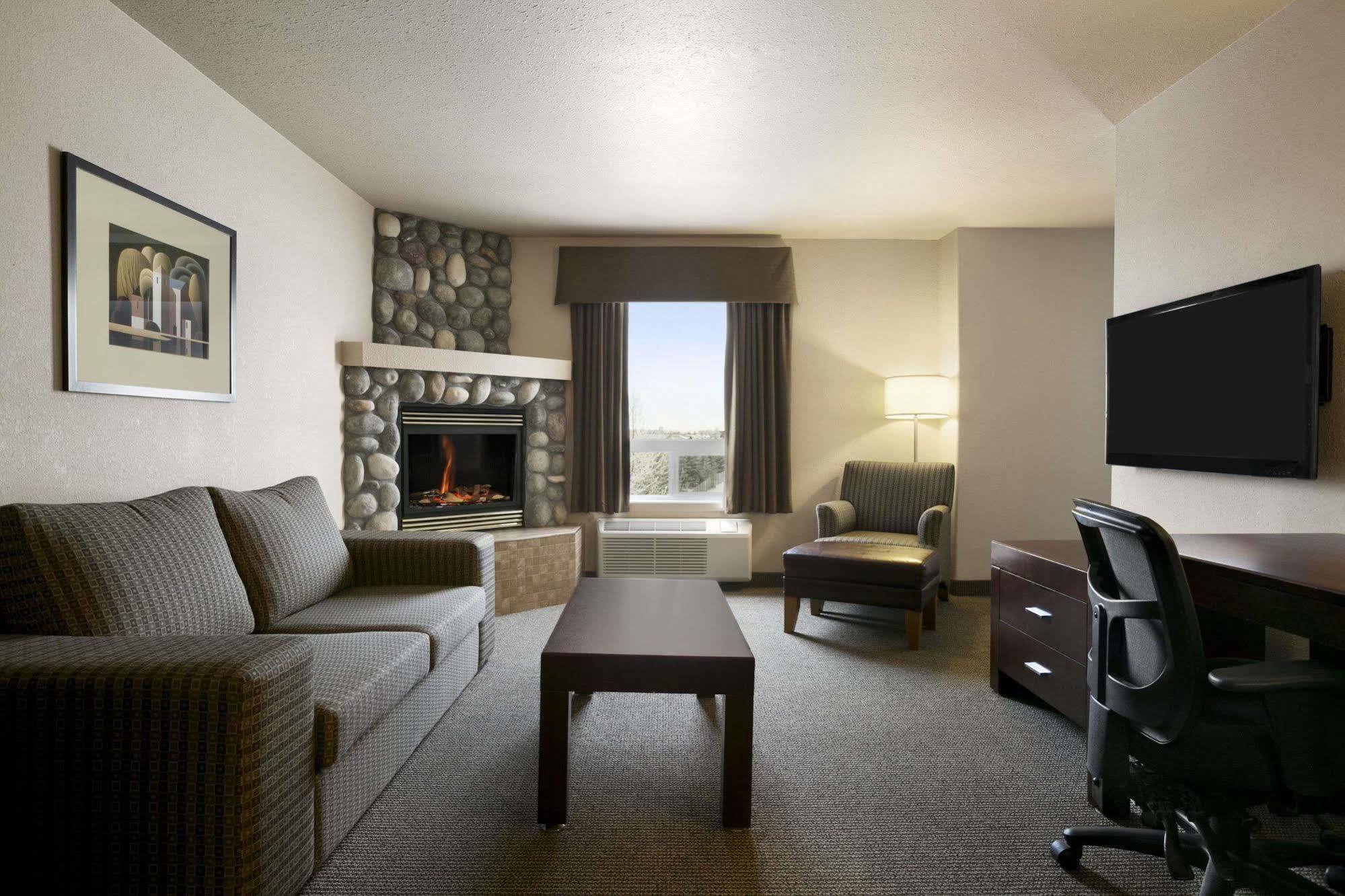 Days Inn By Wyndham Regina Exterior photo