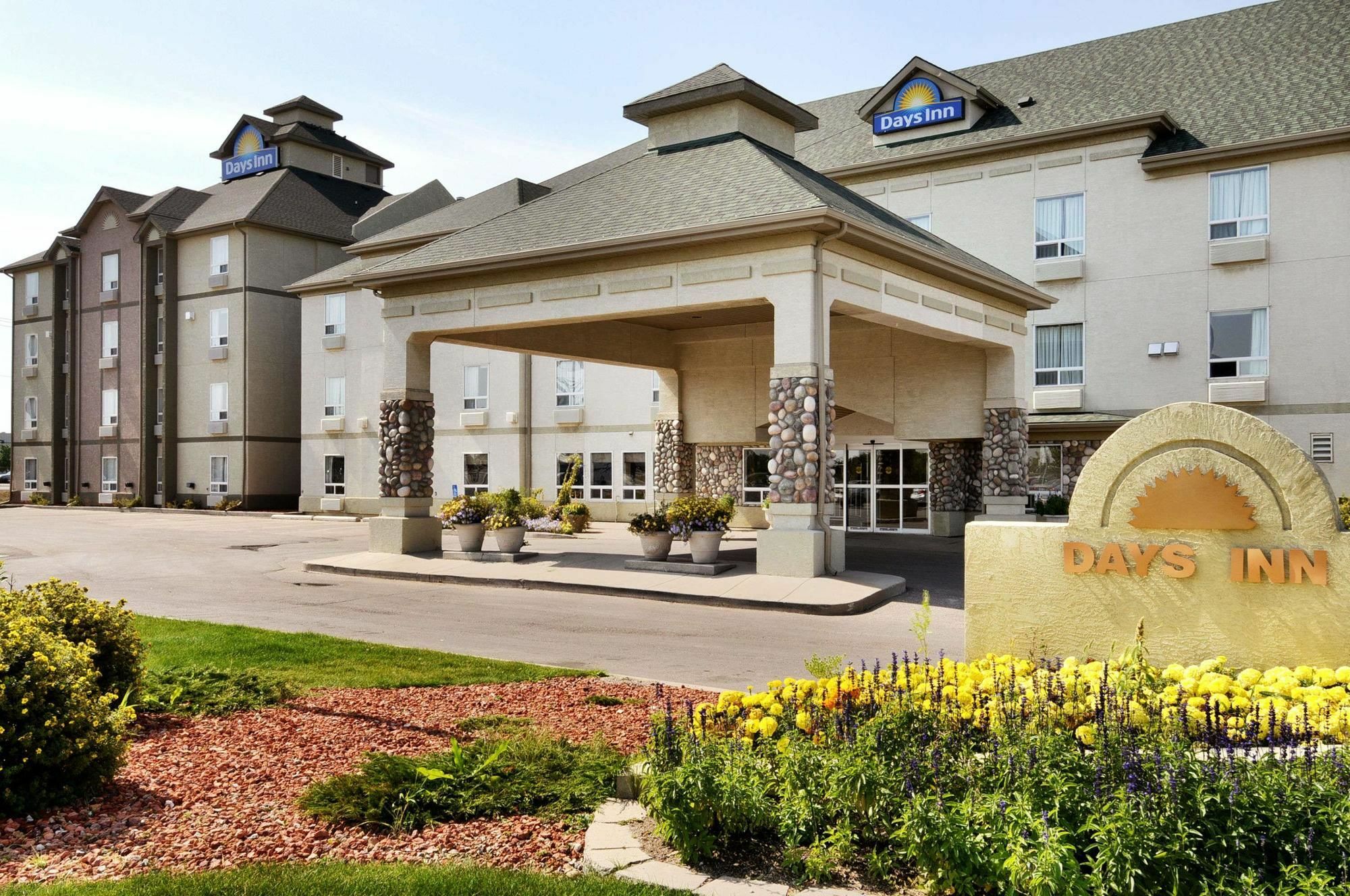 Days Inn By Wyndham Regina Exterior photo