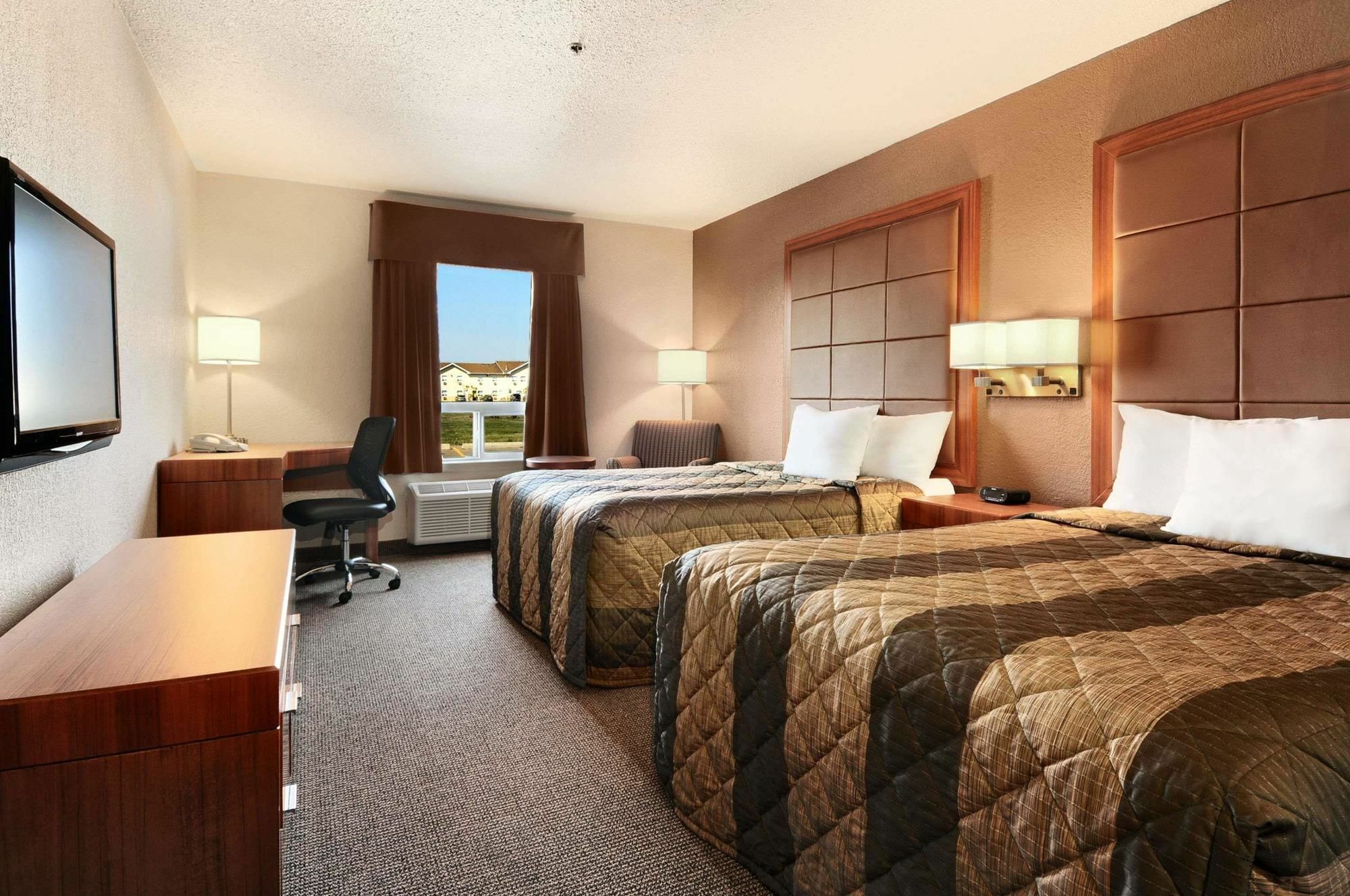 Days Inn By Wyndham Regina Exterior photo